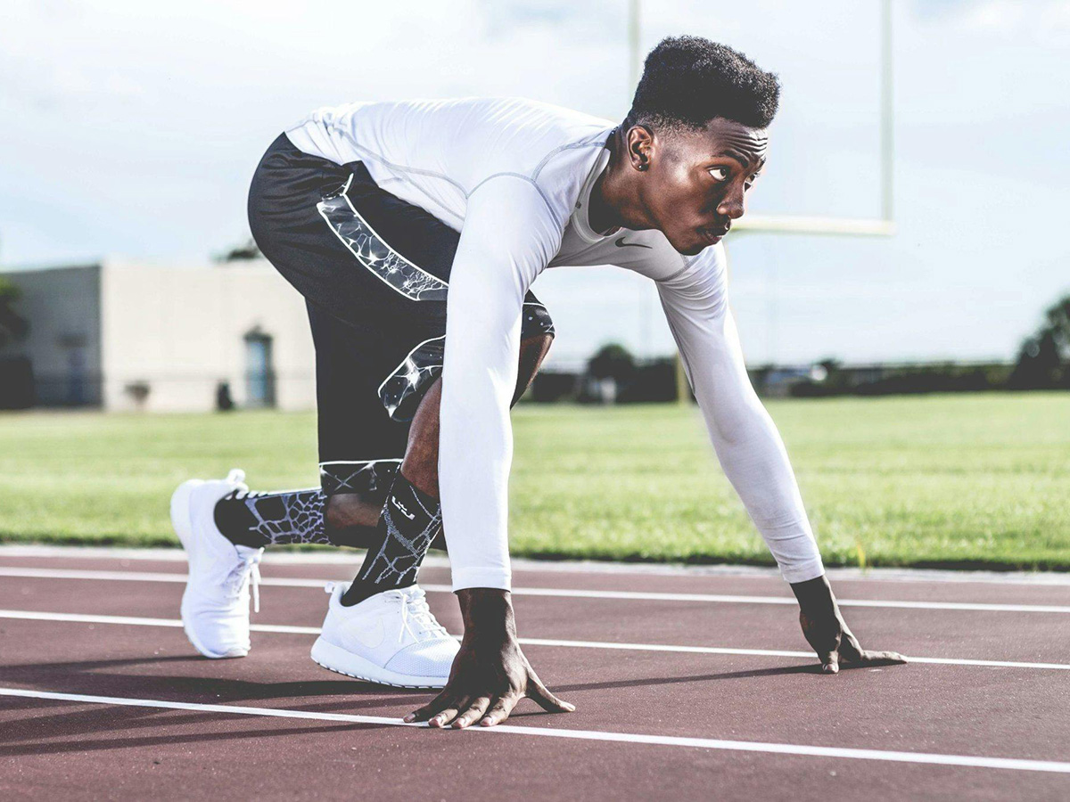 Atleta profesional utilizando crioterapia